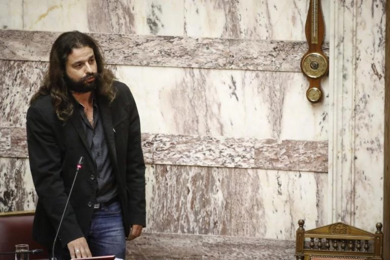 Grand theft auto από Μπαρμπαρούση: Διέφυγε με το βουλευτικό αμάξι και τέρμα το γκάζι ενώ έβρεχε